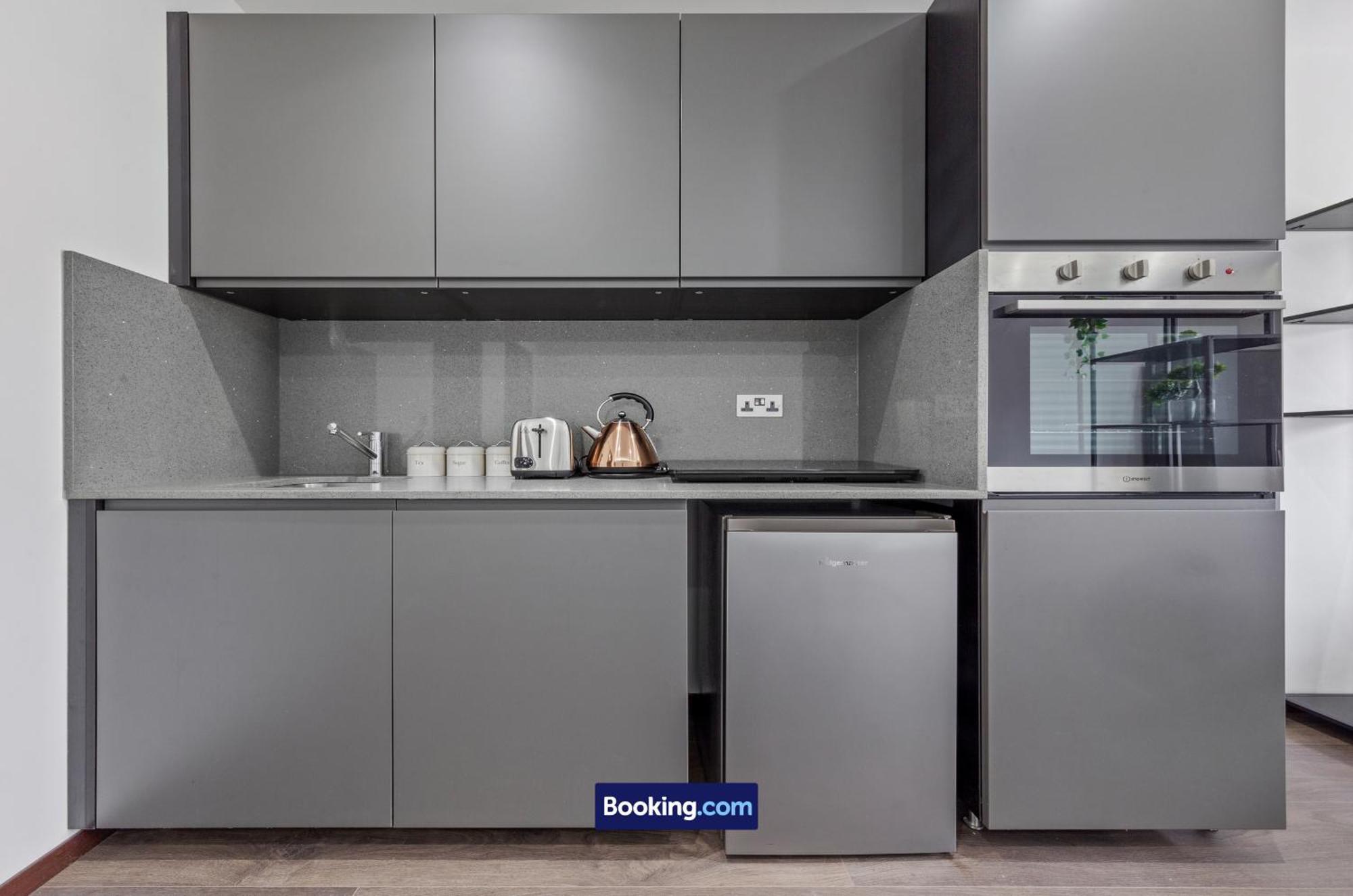 Stylish Studio Apt By Stay Smart Short Lets & Serviced Accommodation Woodstock With Free Wifi London Bagian luar foto