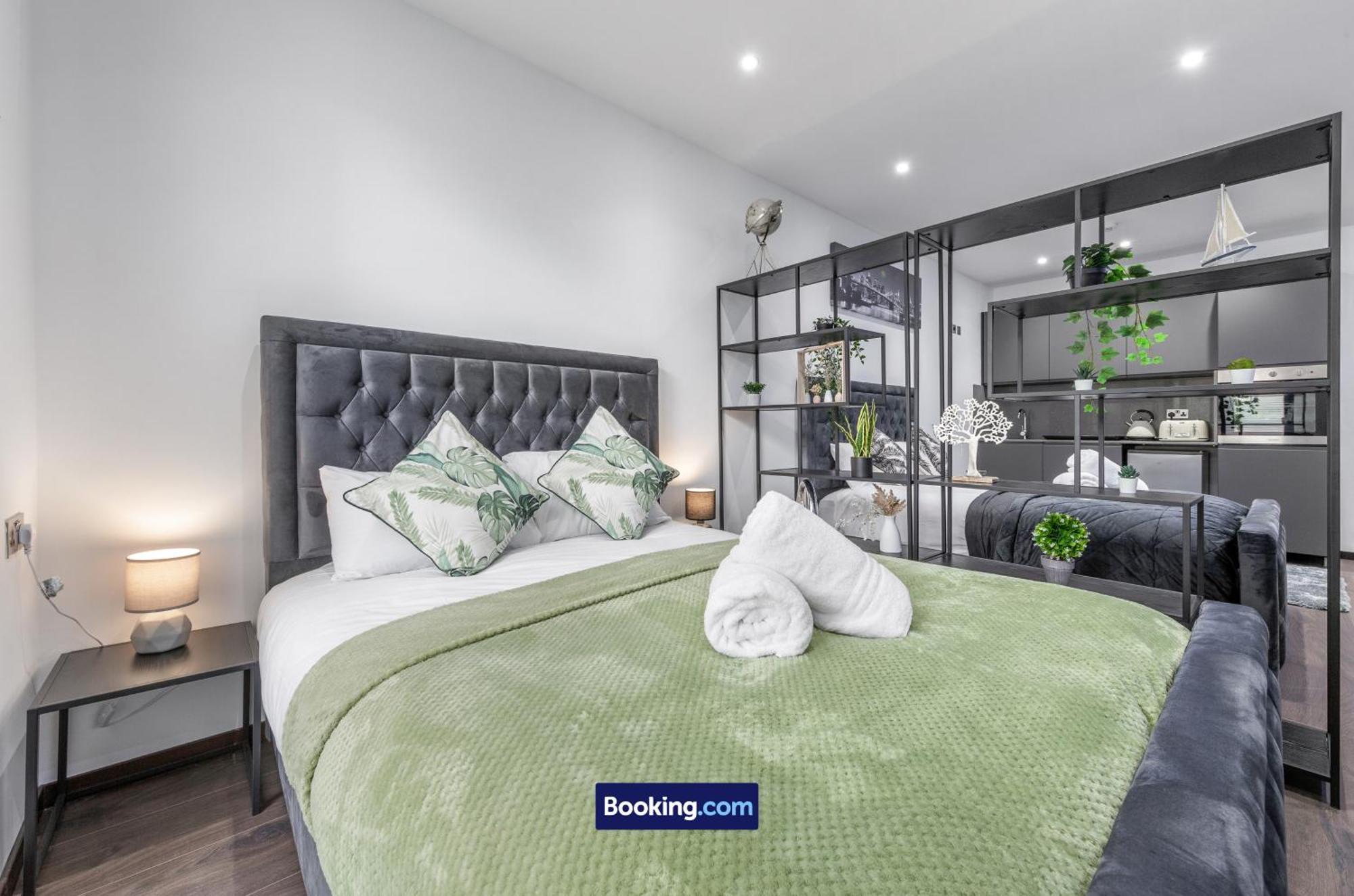 Stylish Studio Apt By Stay Smart Short Lets & Serviced Accommodation Woodstock With Free Wifi London Bagian luar foto
