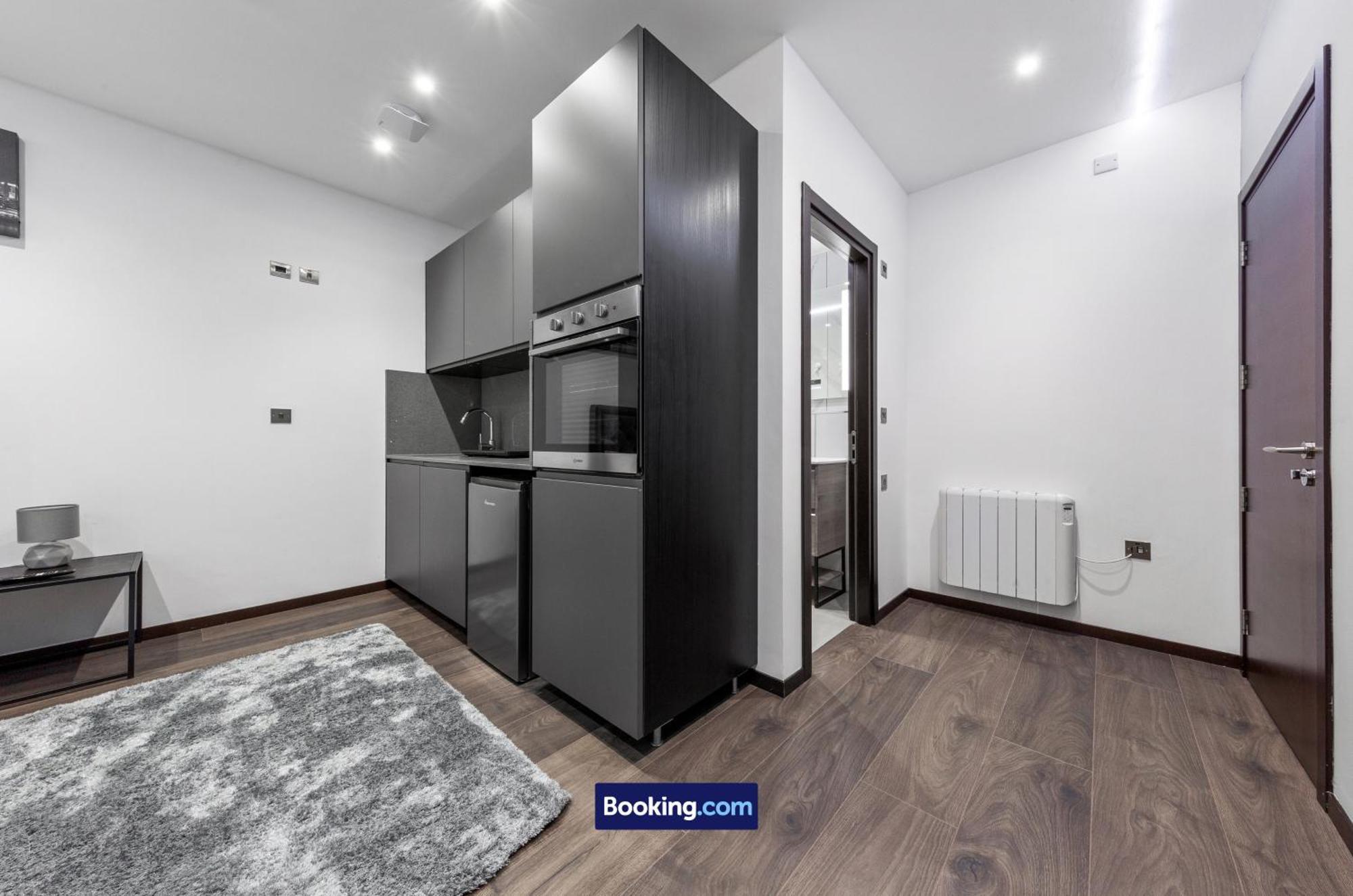 Stylish Studio Apt By Stay Smart Short Lets & Serviced Accommodation Woodstock With Free Wifi London Bagian luar foto