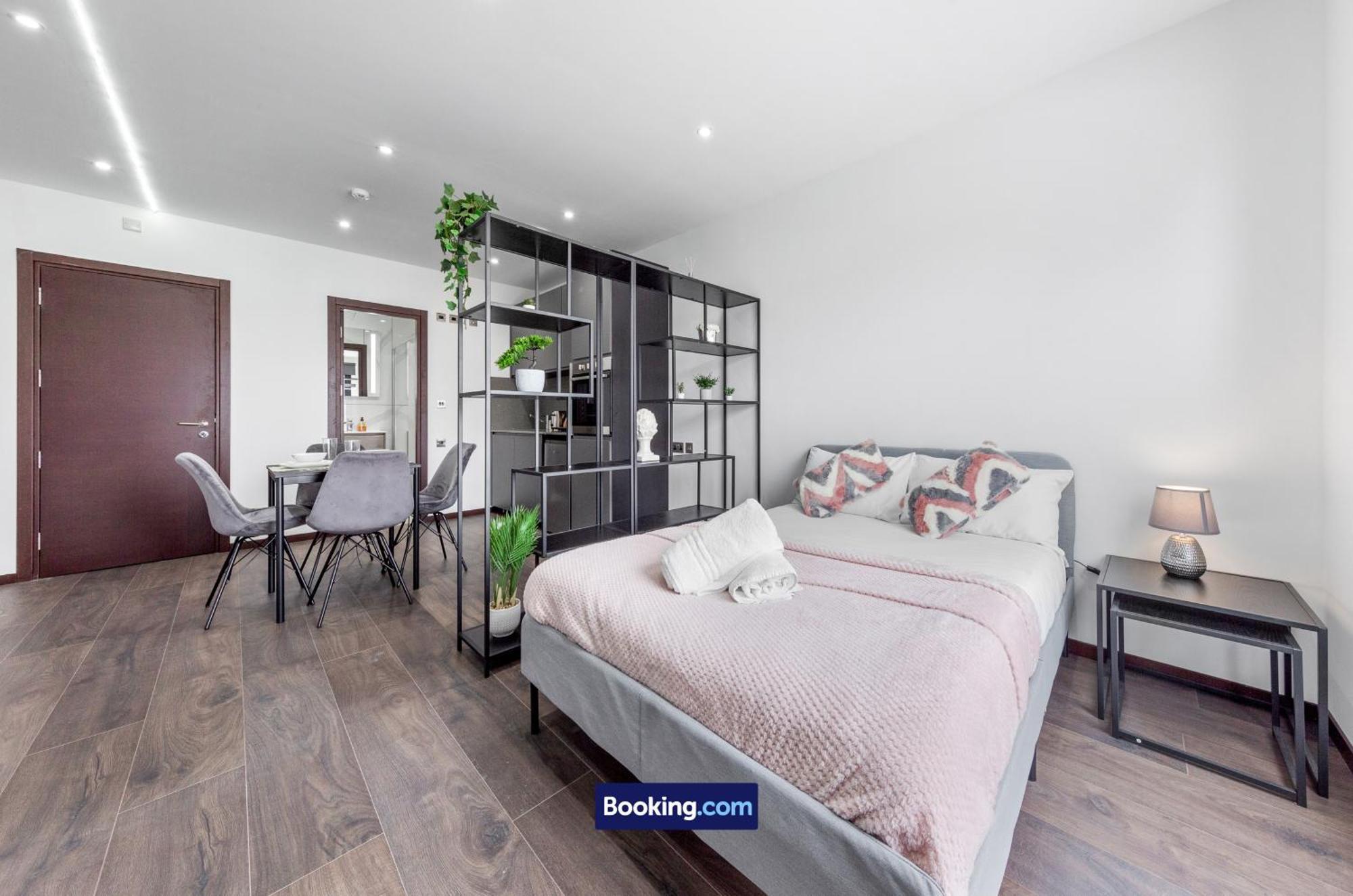 Stylish Studio Apt By Stay Smart Short Lets & Serviced Accommodation Woodstock With Free Wifi London Bagian luar foto