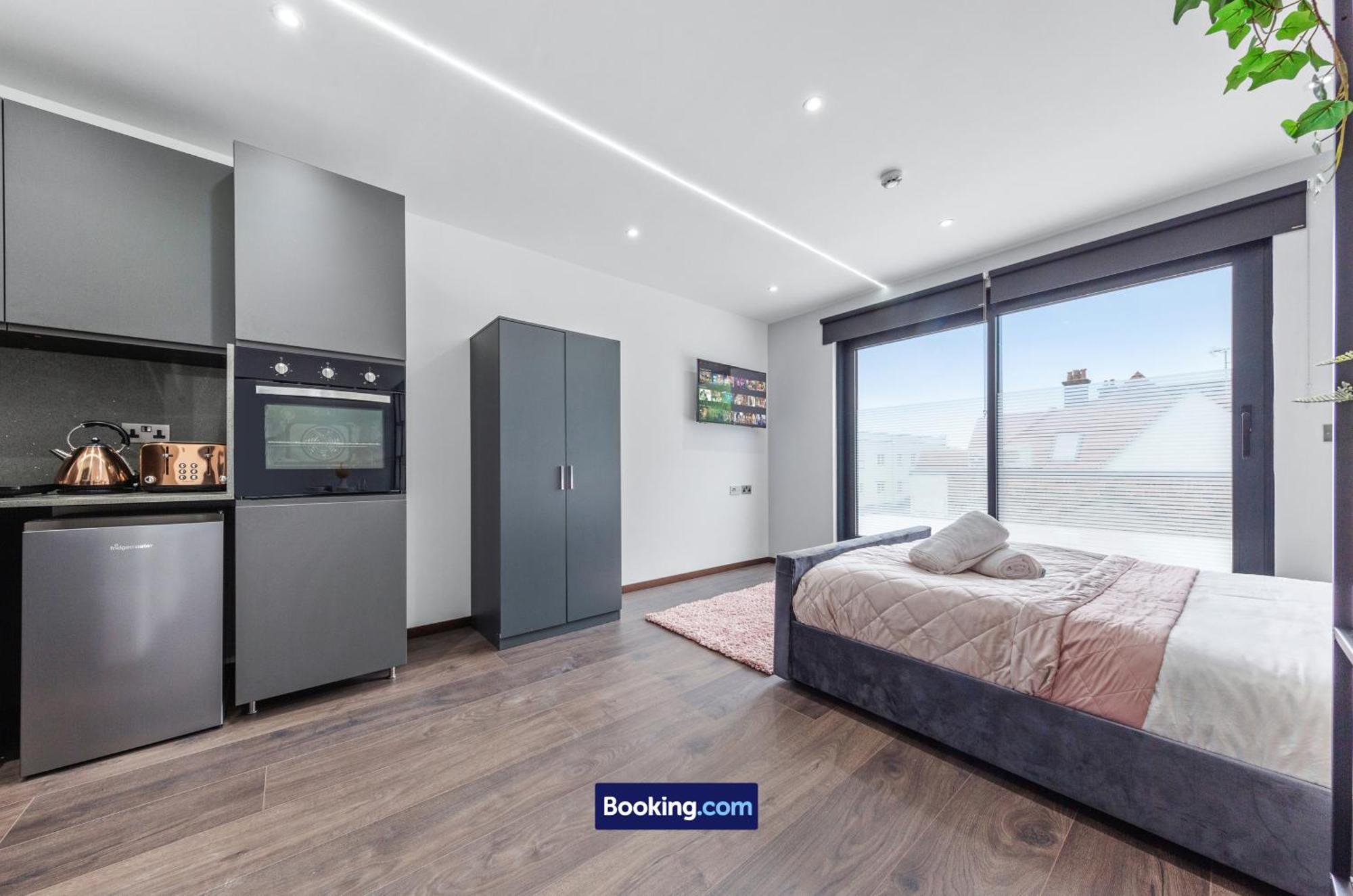 Stylish Studio Apt By Stay Smart Short Lets & Serviced Accommodation Woodstock With Free Wifi London Bagian luar foto